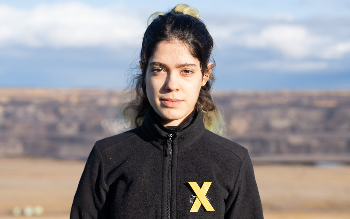 Darya Sotoodeh ist Sprecherin von Fridays for Future Deutschland. Sie gehört zu den prominenten Unterstützenden des 54. Internationalen Jugendwettbewerbs jugend creativ zum Thema „Der Erde eine Zukunft geben“.<br>Foto: Timo Förster