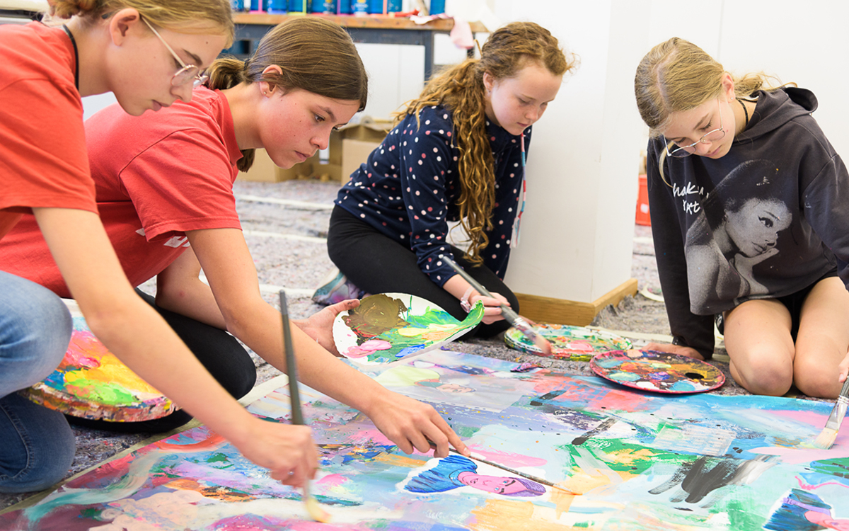 Unter kunstpädagogischer Anleitung bauen die Teilnehmenden ihr Können und Wissen im bildnerisch-gestalterischen Bereich weiter aus.<br>Foto: BVR / Mandy Putz