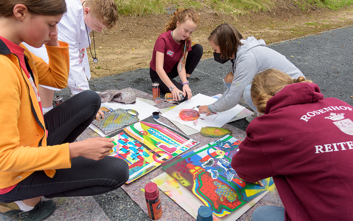 In der Werkstatt „Malerei – Mash-up und Transfertechnik“ erlebten die Nachwuchskünstlerinnen und -künstler eine Kreativexplosion im Mixed-Media-Stil.<br>Foto: BVR / Mandy Putz