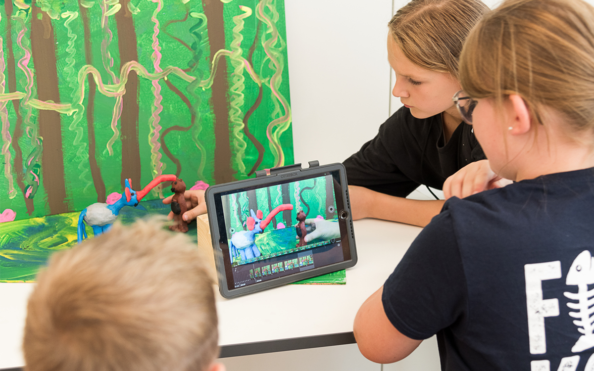 In der Werkstatt „Trickfilm und Augmented Reality“ werden den jungen Filmemacherinnen und Filmemachern Tipps und Tricks der Stop-Motion-Technik vermittelt.<br>Foto: BVR / Mandy Putz