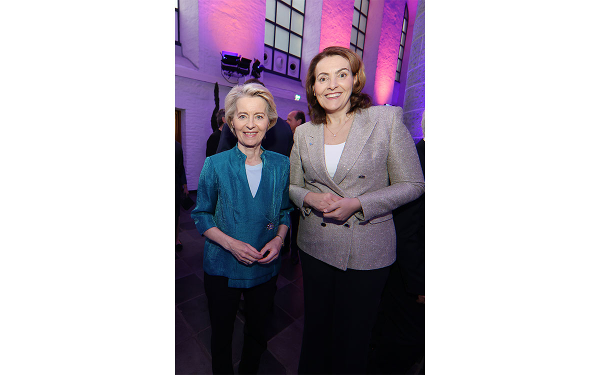 BVR-Präsidentin Marija Kolak mit Preisträgerin Ursula von der Leyen.
