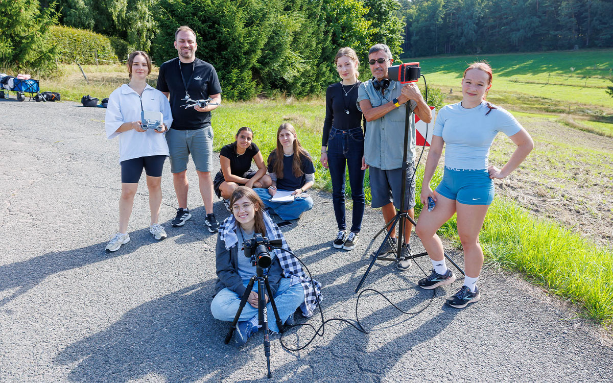 Bundespreisträgerakademie 55. Jugendwettbewerb „Echt digital“ - Dreh bei bestem Wetter: Film ab! Ob hinter oder vor der Kamera – in der Spielfilm-Werkstatt setzen Jugendliche ihre eigenen Filmideen um. Quelle: BVR / Fotograf: Stefan Obermeier