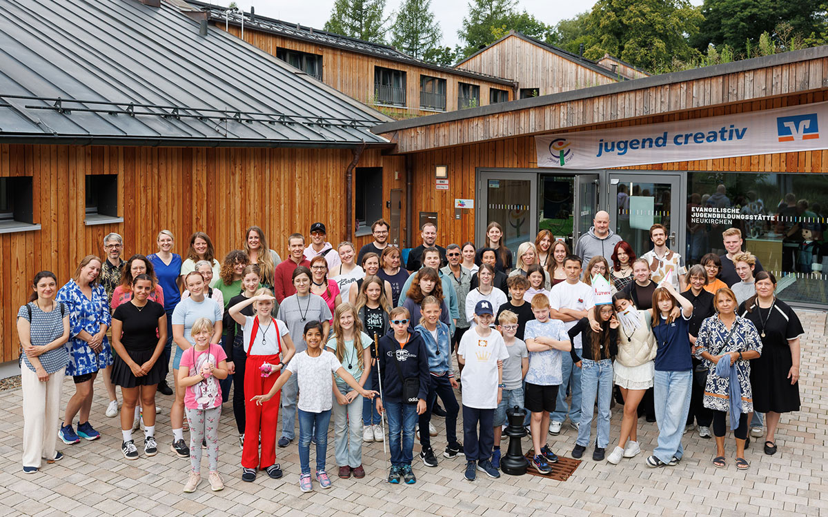 Bundespreisträgerakademie 55. Jugendwettbewerb „Echt digital“ - Deutschlands Kreativtalente kommen zusammen: Rund 40 Kinder und Jugendliche nehmen an der Bundespreisträgerakademie des 55. Jugendwettbewerbs jugend creativ teil und werden Werkstätten zu Bildgestaltung und Kurzfilm kreativ. Quelle: BVR / Fotograf: Stefan Obermeier